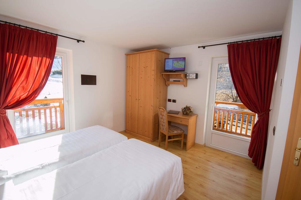 Hotel Miravalle Soraga Bagian luar foto