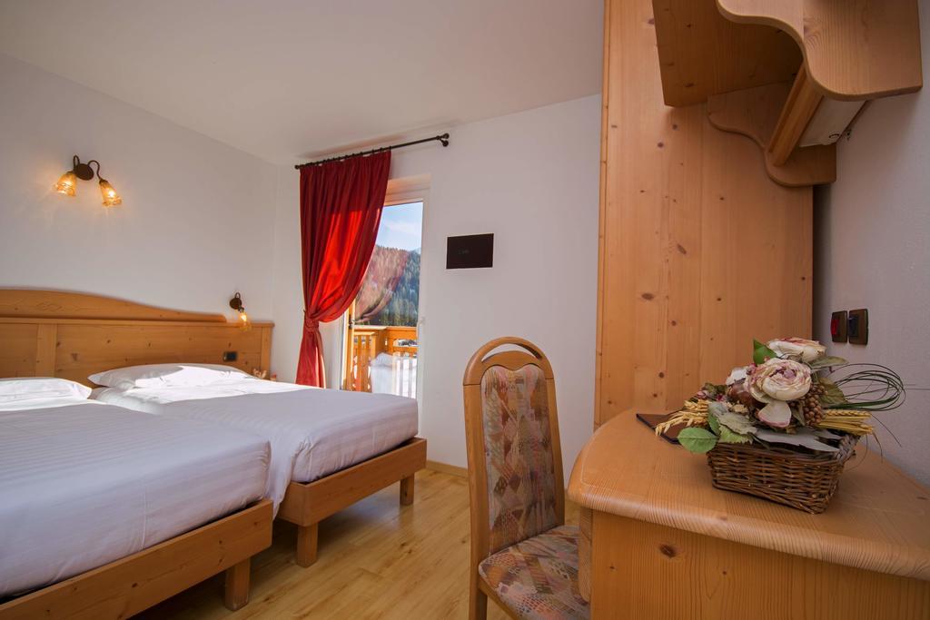 Hotel Miravalle Soraga Bagian luar foto